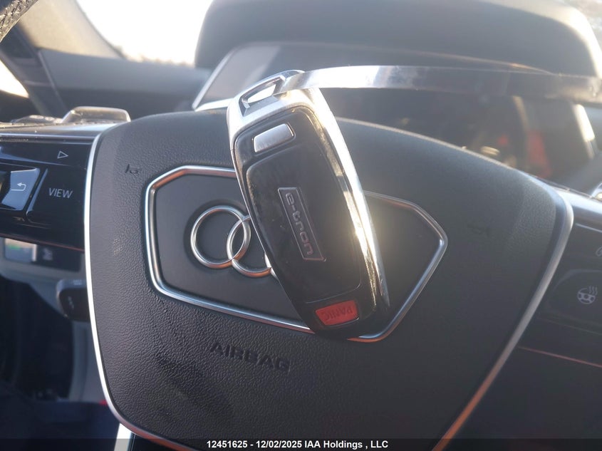 WAUCJBFW6N7008696 2022 AUDI E-TRON GT photo no. 11