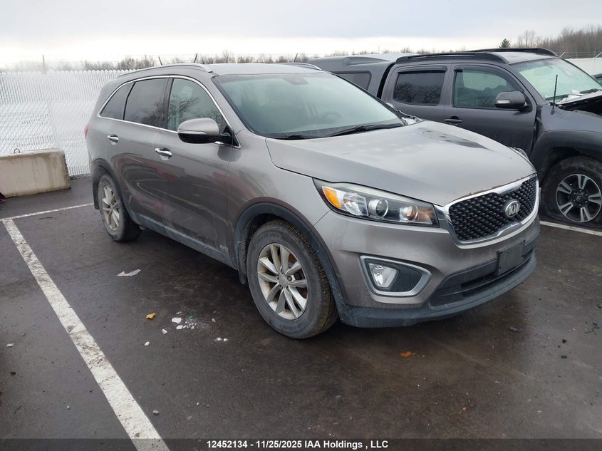 5XYPGDA55GG175389 2016 KIA SORENTO photo no. 2