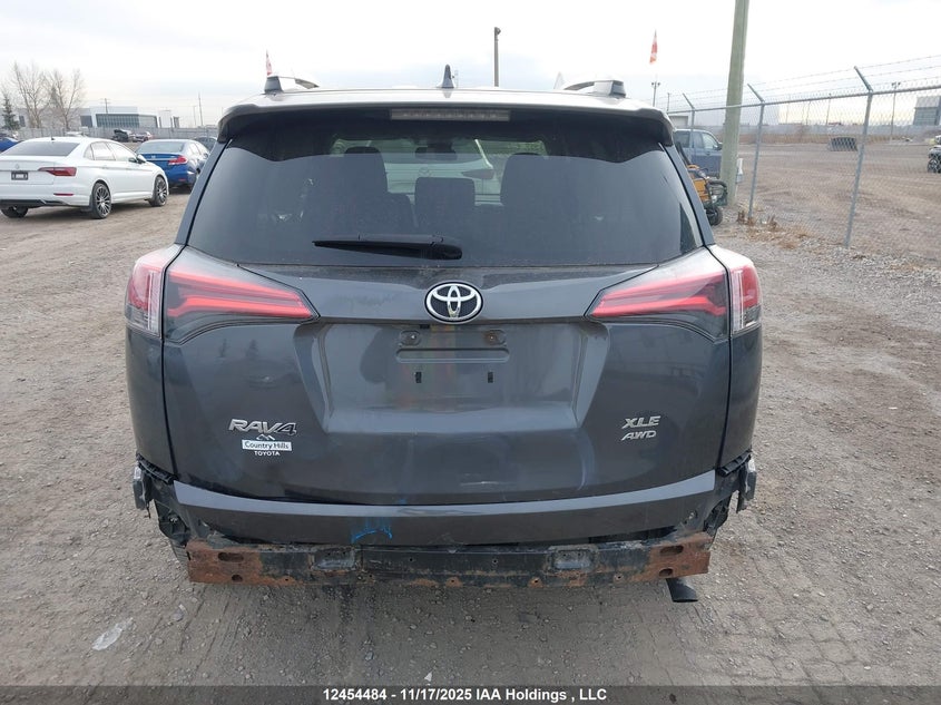 2T3RFREV5JW773803 2018 TOYOTA RAV 4 photo no. 17