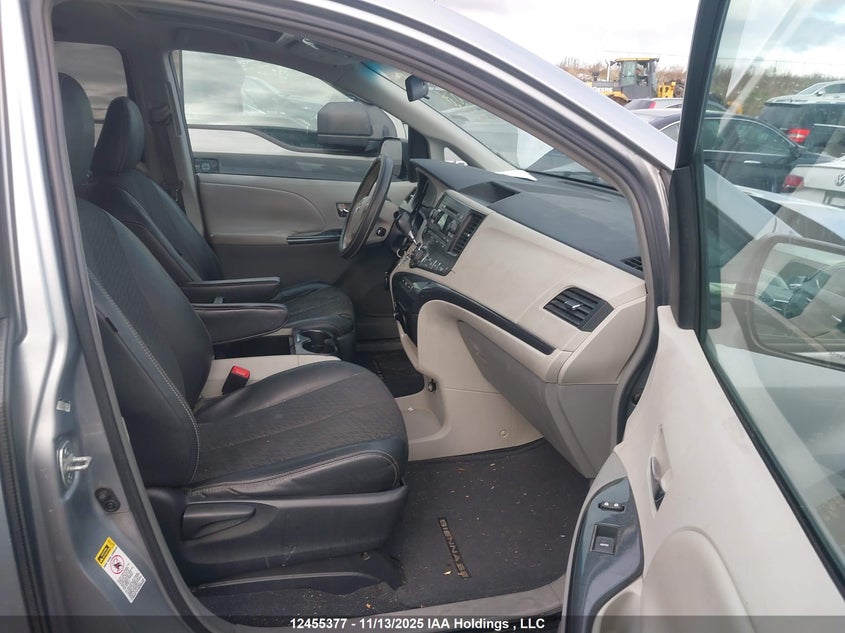 5TDXK3DC1BS054132 2011 TOYOTA SIENNA photo no. 5
