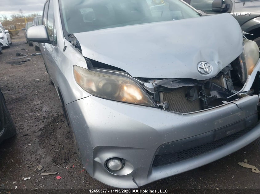 5TDXK3DC1BS054132 2011 TOYOTA SIENNA photo no. 6