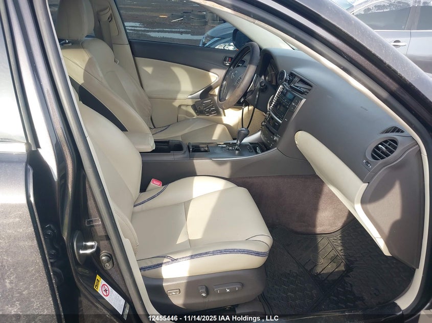JTHCF5C20A5038451 2010 LEXUS IS photo no. 5