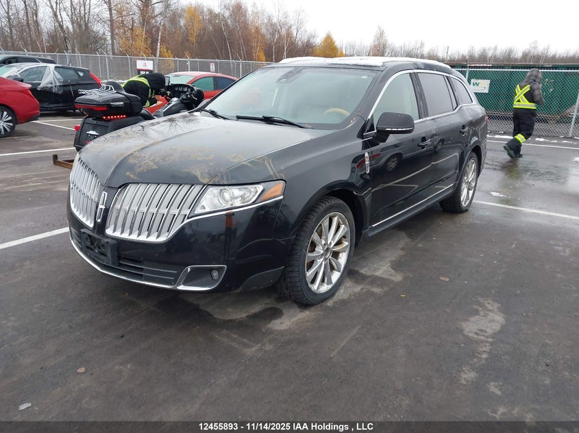 2LMHJ5AT4BBJ53732 2011 LINCOLN MKT photo no. 2
