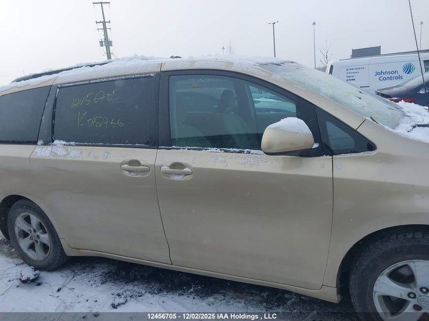 5TDZK3DC3BS042766 2011 TOYOTA SIENNA photo no. 13
