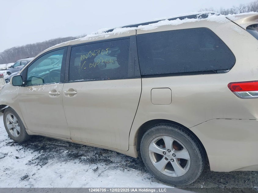 5TDZK3DC3BS042766 2011 TOYOTA SIENNA photo no. 14