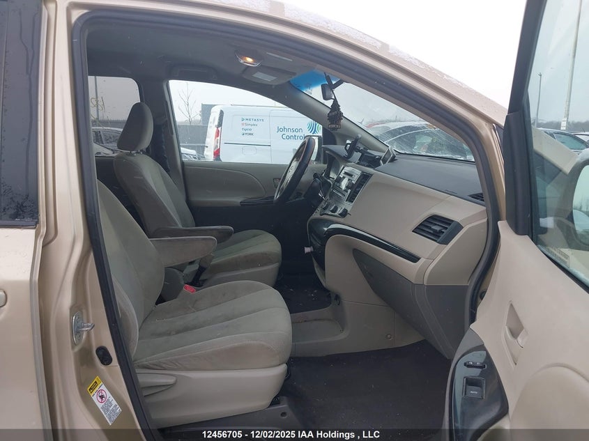 5TDZK3DC3BS042766 2011 TOYOTA SIENNA photo no. 5