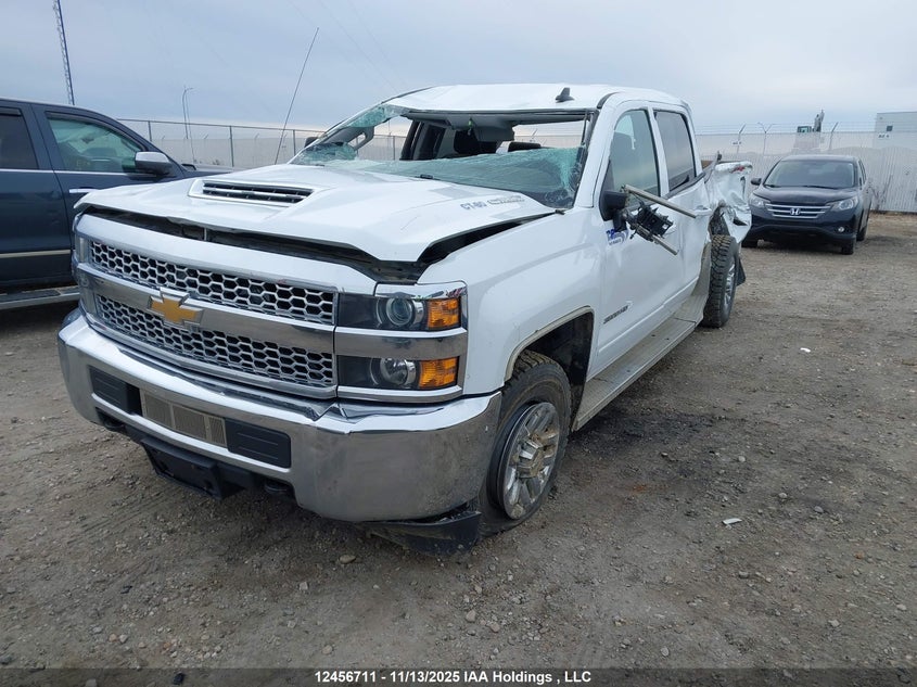 1GC4KWCY3KF266368 2019 CHEVROLET SILVERADO photo no. 2