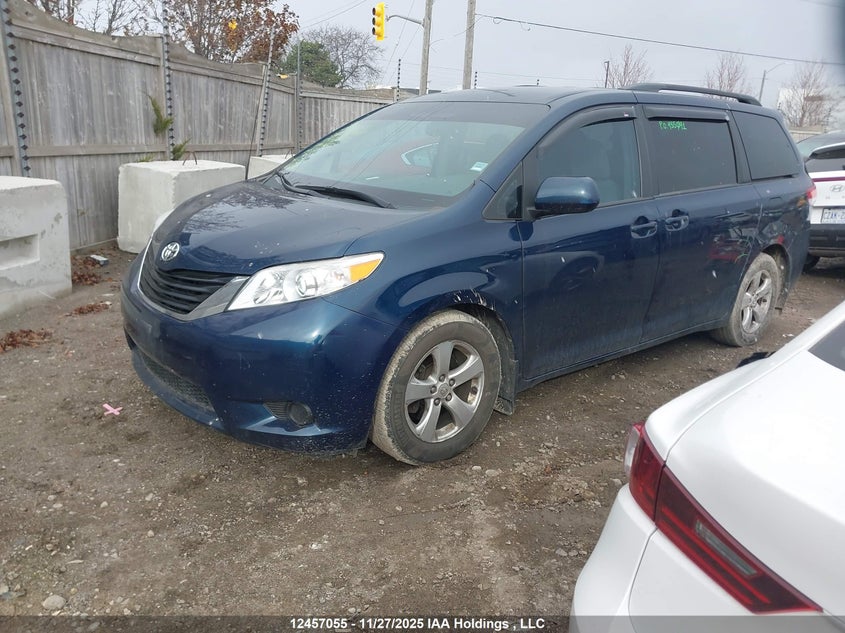 5TDKK3DC0BS006955 2011 TOYOTA SIENNA photo no. 2