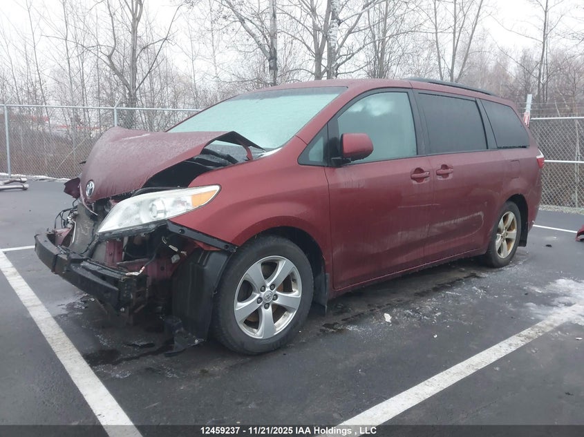 5TDKK3DC5FS626948 2015 TOYOTA SIENNA photo no. 2
