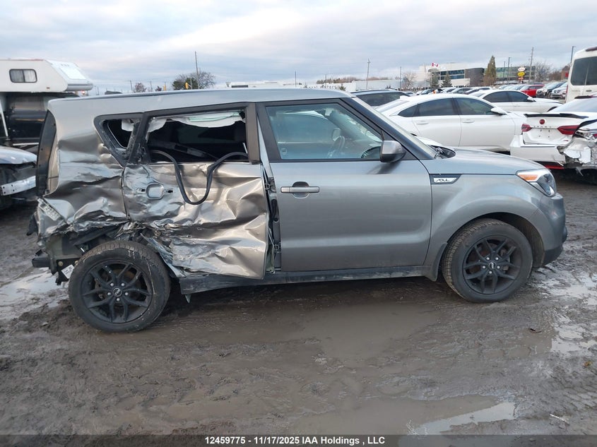 KNDJN2A28J7527908 2018 KIA SOUL photo no. 14