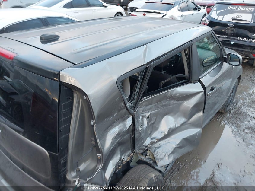 KNDJN2A28J7527908 2018 KIA SOUL photo no. 18