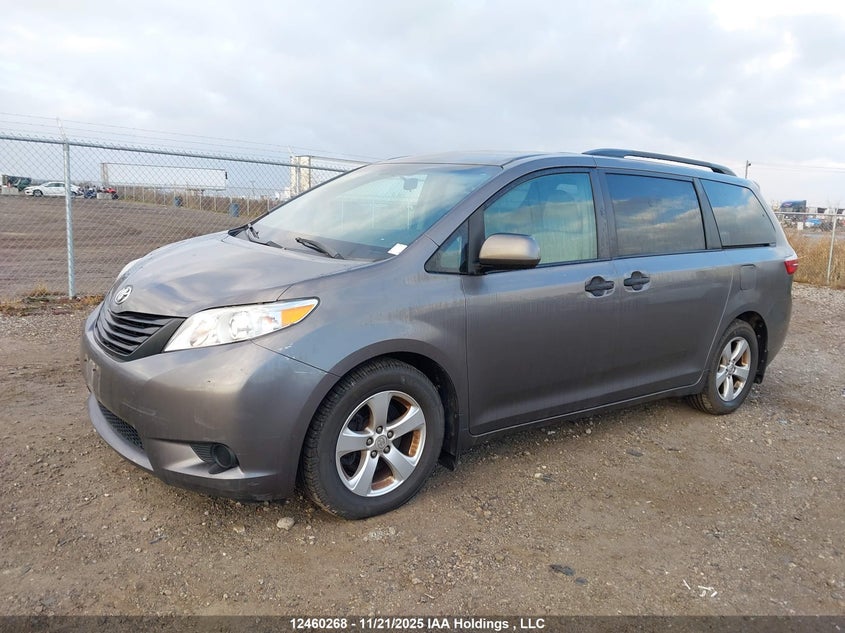 5TDZZ3DC8HS799442 2017 TOYOTA SIENNA photo no. 2