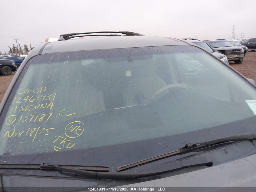 5TDZK3DC6BS107187 2011 TOYOTA SIENNA photo no. 17