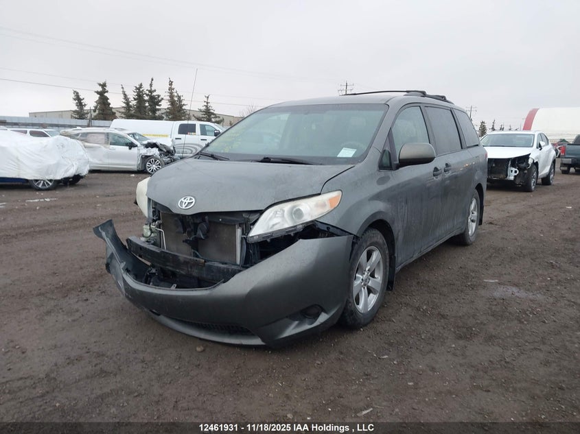 5TDZK3DC6BS107187 2011 TOYOTA SIENNA photo no. 2