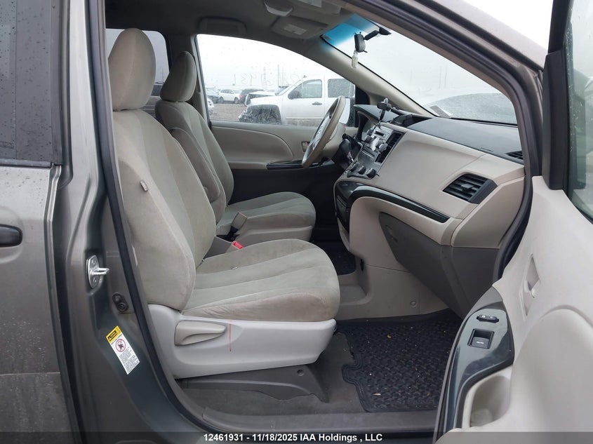 5TDZK3DC6BS107187 2011 TOYOTA SIENNA photo no. 5