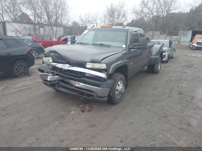 1GCJK39142E232098 2002 CHEVROLET  photo no. 2