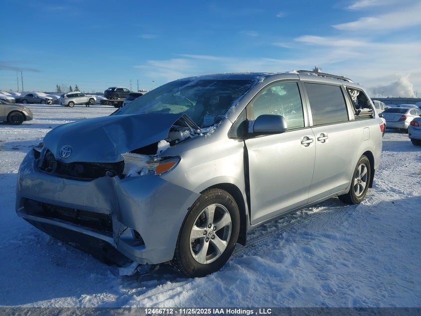 5TDKK3DC2FS686637 2015 TOYOTA SIENNA photo no. 2