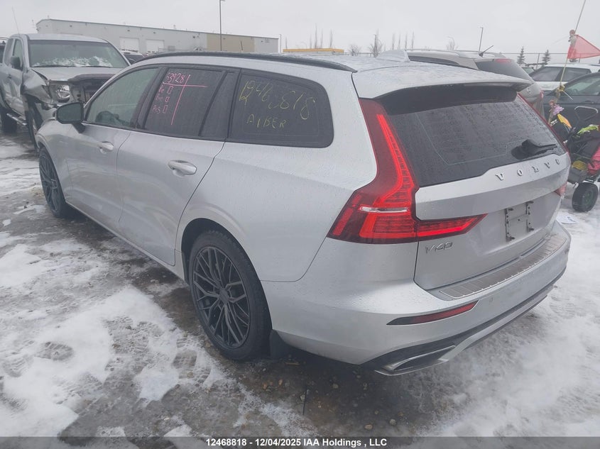 YV1A22SM5M2437345 2021 VOLVO V60 photo no. 3