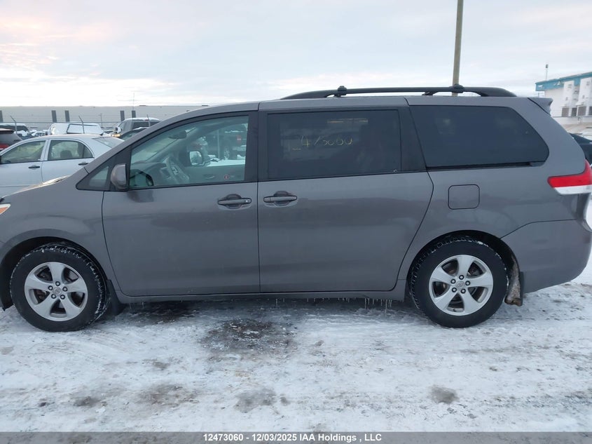 5TDYK3DC9BS174040 2011 TOYOTA SIENNA photo no. 15