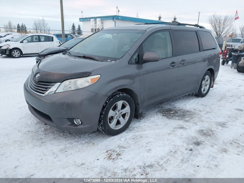 5TDYK3DC9BS174040 2011 TOYOTA SIENNA photo no. 2