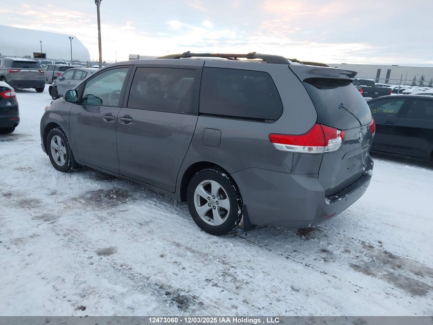5TDYK3DC9BS174040 2011 TOYOTA SIENNA photo no. 3