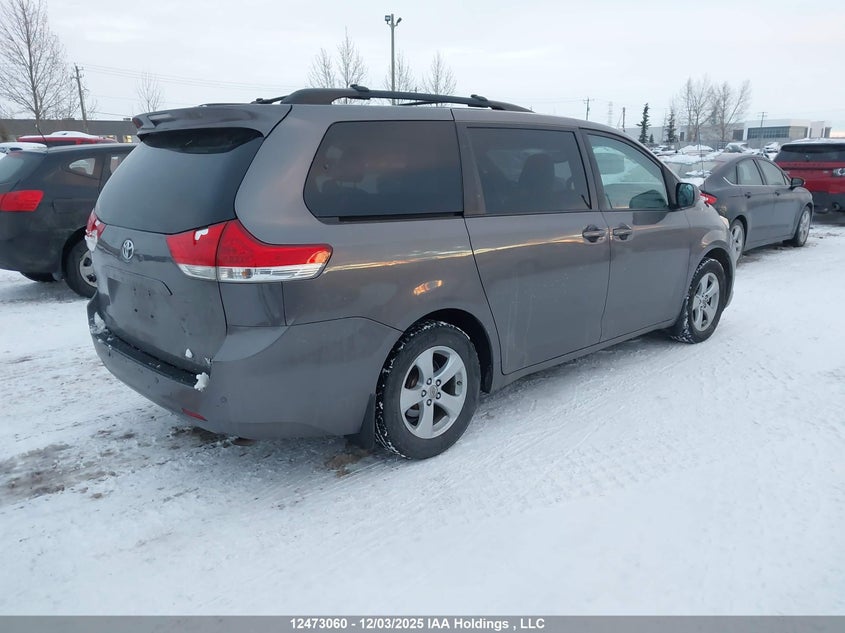 5TDYK3DC9BS174040 2011 TOYOTA SIENNA photo no. 4