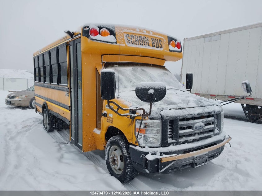 1FDFE4FS7JDC22892 2018 Ford Econoline E450 Super Duty Cutwy Van auction photo 1