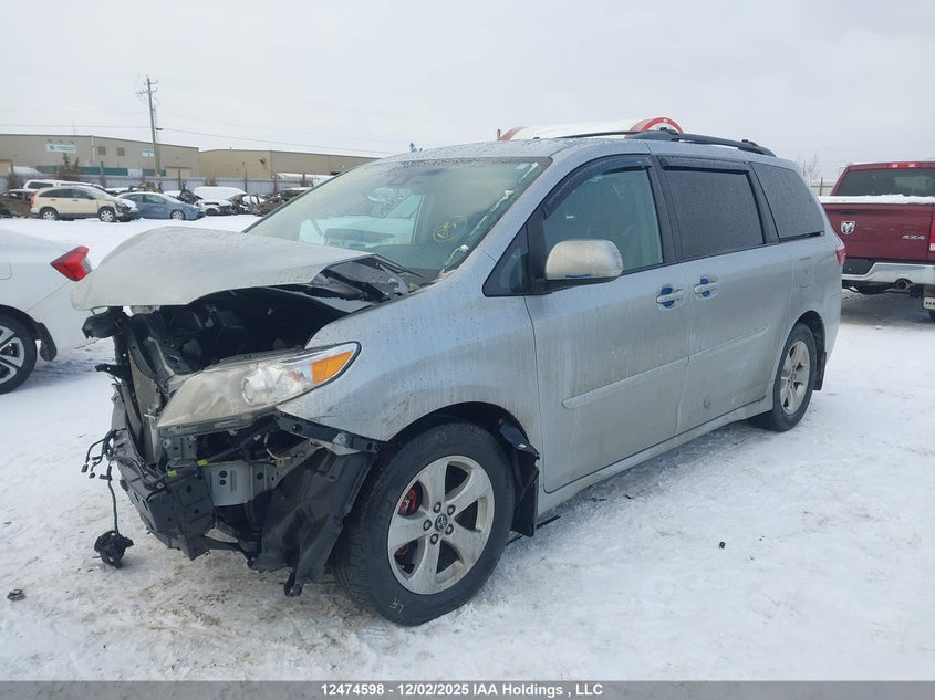 5TDKZ3DC3KS978352 2019 TOYOTA SIENNA photo no. 2
