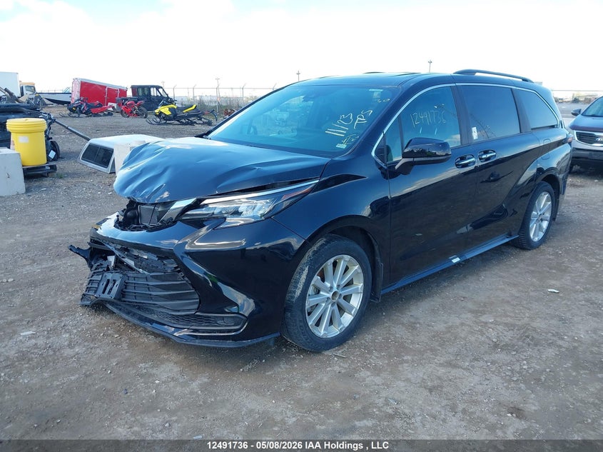 2025 Toyota Sienna, Front, IAAI, VIN 5TDGRKEC4SS273090 — photo 2