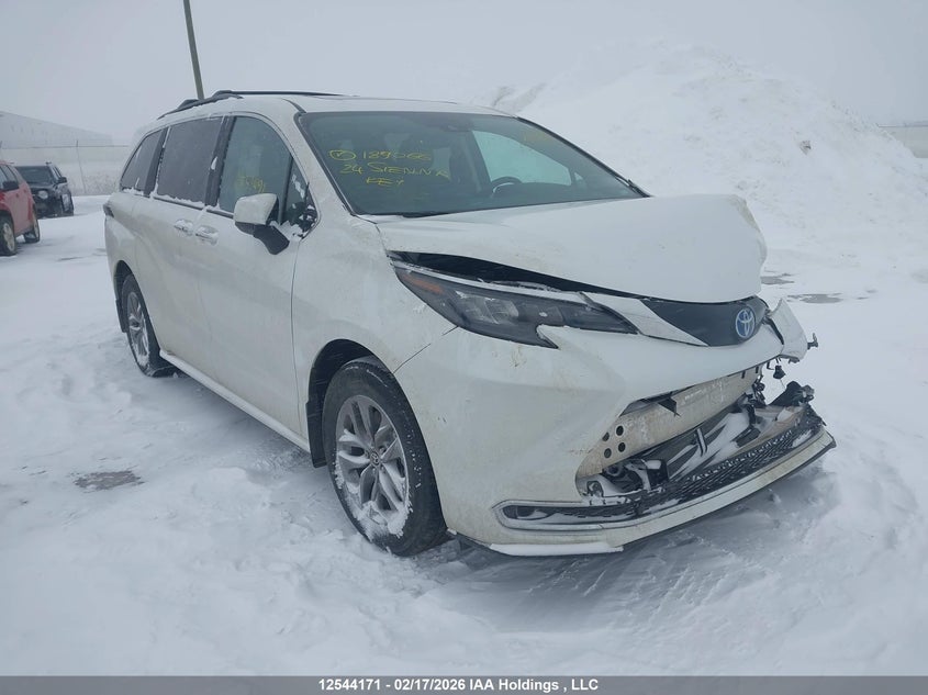 TOYOTA SIENNA XLE 8-PASSENGER