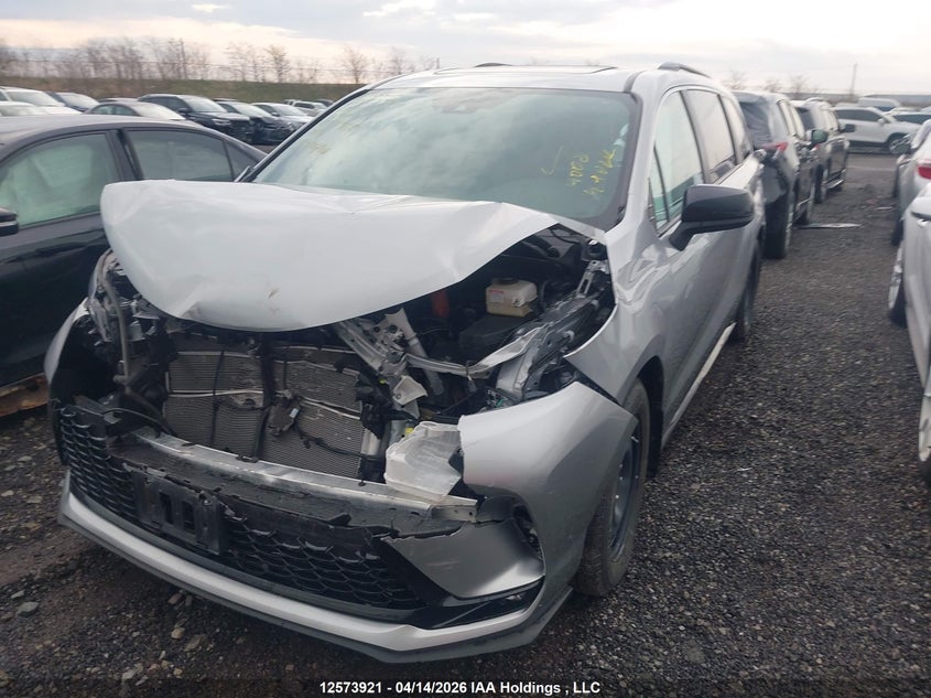 2023 Toyota Sienna Xse 7-Passenger, Front, IAAI, VIN 5TDGSKFC2PS099918 — photo 2