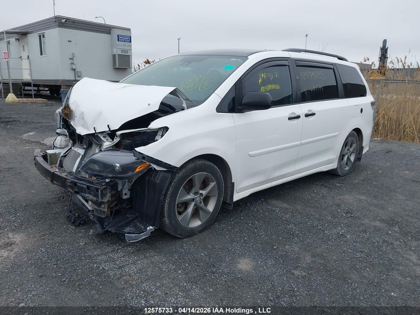 2020 Toyota Sienna, Front, IAAI, VIN 5TDXZ3DC6LS061171 — photo 2