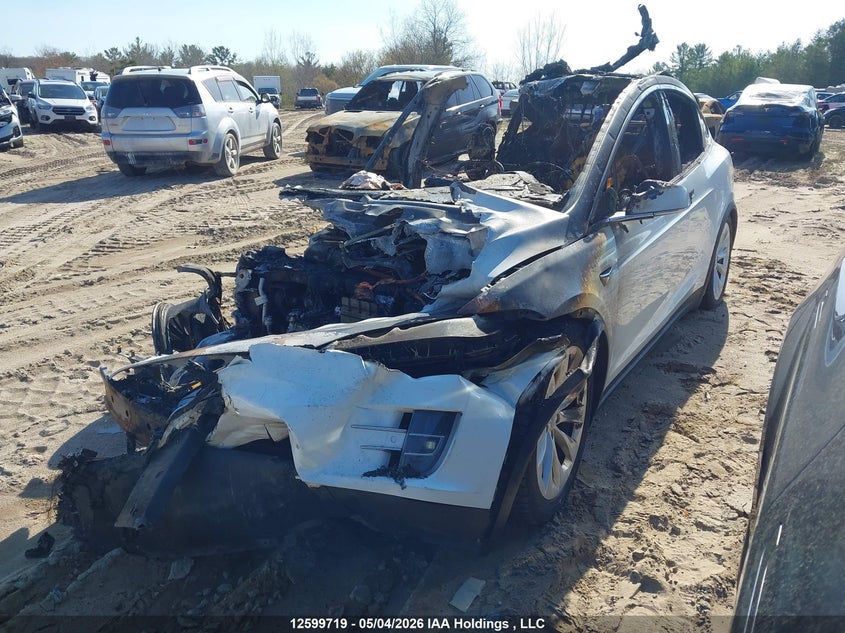 2019 Tesla Model X, Полностью сгорел, IAAI, VIN 5YJXCAE21KF143372 — фото 2