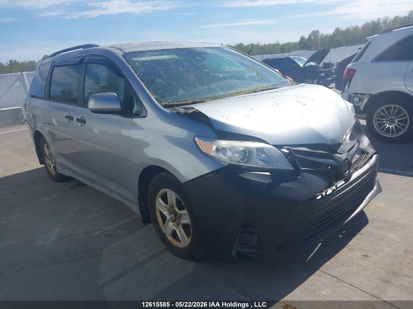5TDZZ3DC2JS926692 TOYOTA SIENNA Photo 1