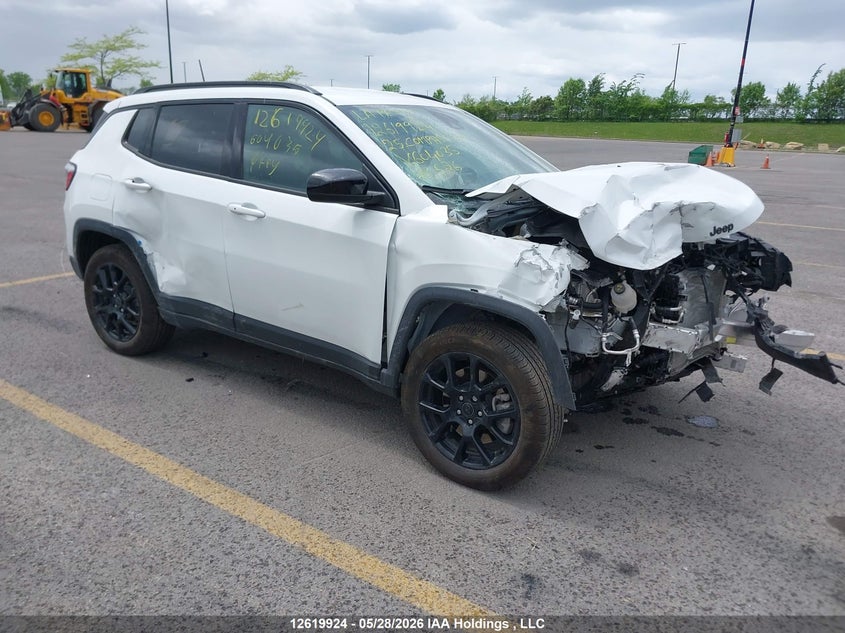 2025 Jeep Compass Latitude Lux, Удар спереди, IAAI, VIN 3C4NJDFN9ST604035