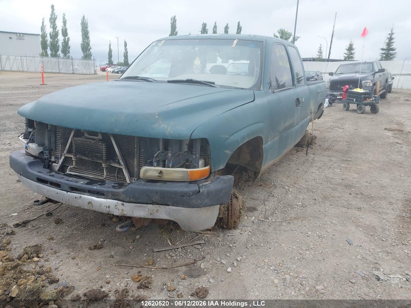 2002 Chevrolet Silverado, Theft Recovery, IAAI, VIN 1GCHK29132E257597 — photo 2