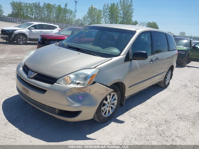 2005 Toyota Sienna, Front, IAAI, VIN 5TDZA29C75S325830 — photo 2