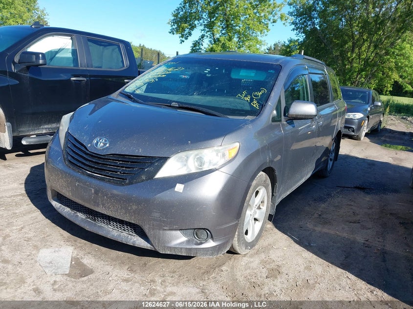 2017 Toyota Sienna, Right Side, IAAI, VIN 5TDZZ3DC2HS877620 — photo 2