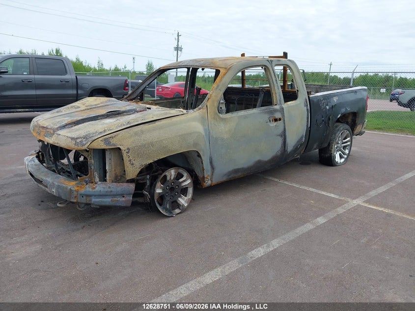 2011 Chevrolet Silverado, Total Burn, IAAI, VIN 1GCRCPE04BZ309680 — photo 2