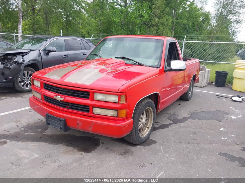 1998 Chevrolet C1500 Cheyenne, Right Side, IAAI, VIN 1GCEC14R3WZ143377 — photo 2