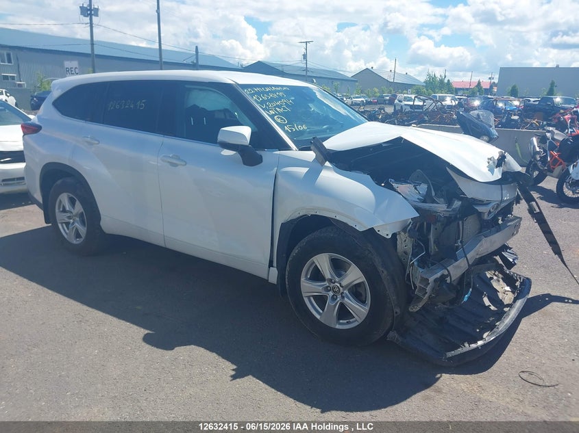 2022 Toyota Highlander, Удар спереди, IAAI, VIN 5TDBZRBH9NS204094