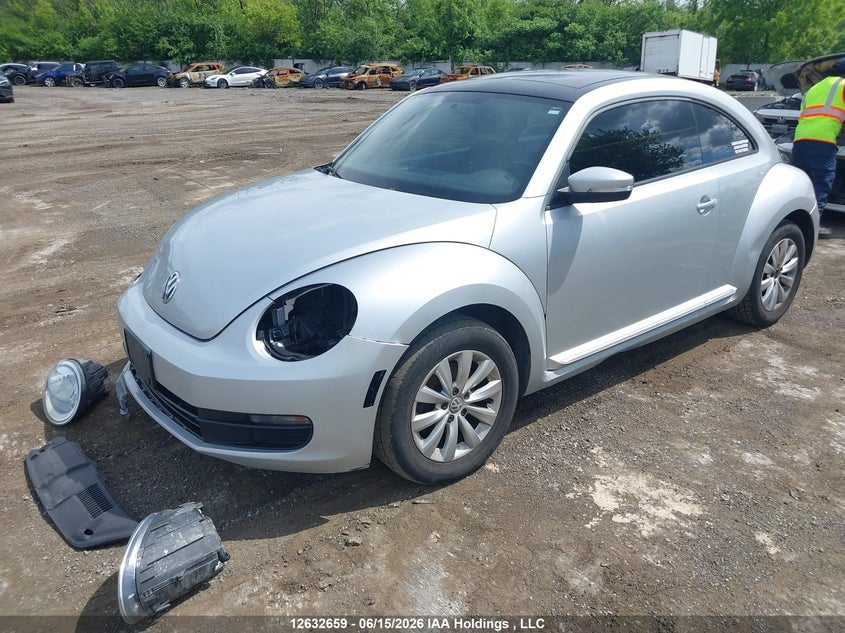 2013 Volkswagen Beetle, Front, IAAI, VIN 3VWJX7AT6DM670556 — photo 2
