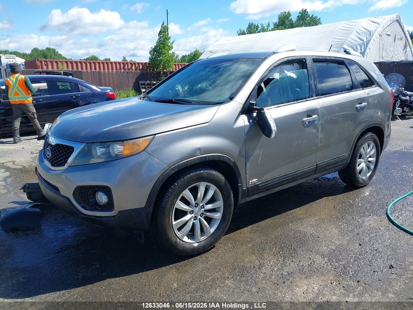 2011 Kia Sorento, Rollover, IAAI, VIN 5XYKTDA23BG141200 — photo 2