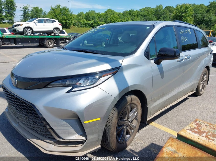 2025 Toyota Sienna Xse 7-Passenger, Water, IAAI, VIN 5TDGSKFC9SS205337 — photo 2