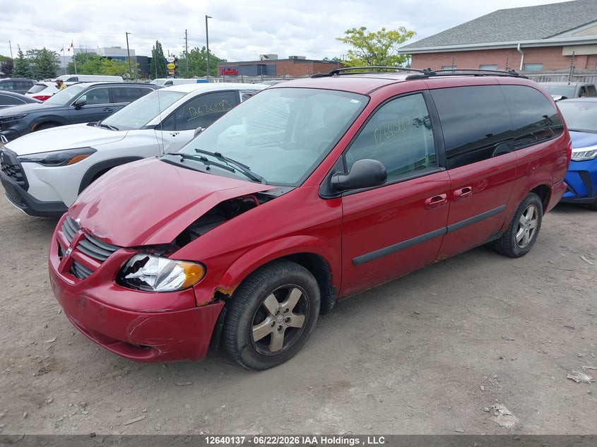 2005 Dodge Caravan, Front, IAAI, VIN 1D4GP24R35B372865 — photo 2