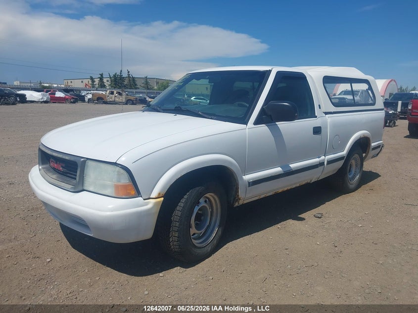 2003 GMC Sonoma, Front, IAAI, VIN 1GTCS14H538144968 — photo 2