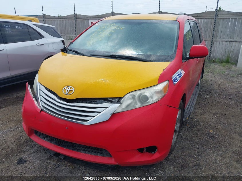 2015 Toyota Sienna, Удар спереди, IAAI, VIN 5TDKK3DC8FS574151 — фото 2