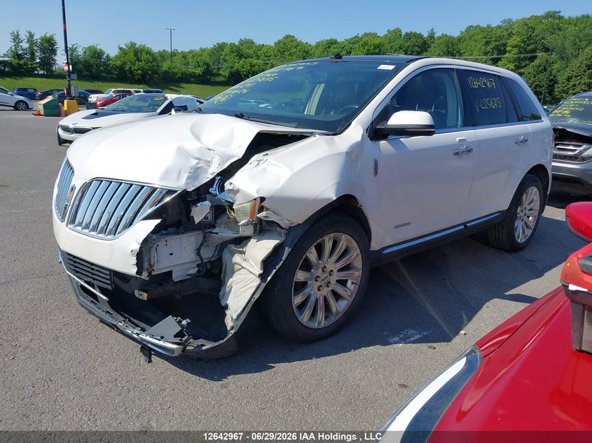 2013 Lincoln MKX, Left Front, IAAI, VIN 2LMDJ8JKXDBL25675 — photo 2