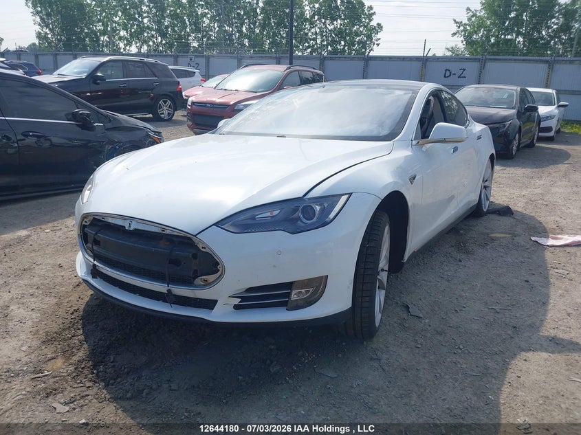 2014 Tesla Model S, Right Side, IAAI, VIN 5YJSA1H17EFP35818 — photo 2