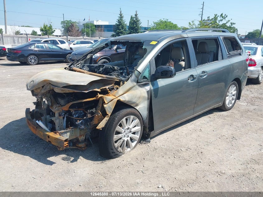 2013 Toyota Sienna, Total Burn, IAAI, VIN 5TDYK3DC7DS333401 — photo 2